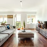 #Stayhere - Spacious & Bright 1Bdr Apartment Shopping District