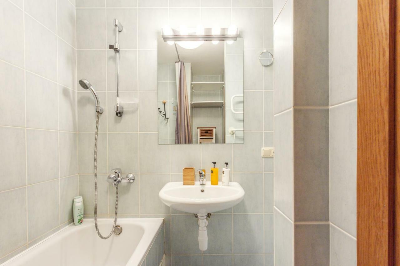 #stayhere - Spacious & Bright 1bdr Shopping District Apartment